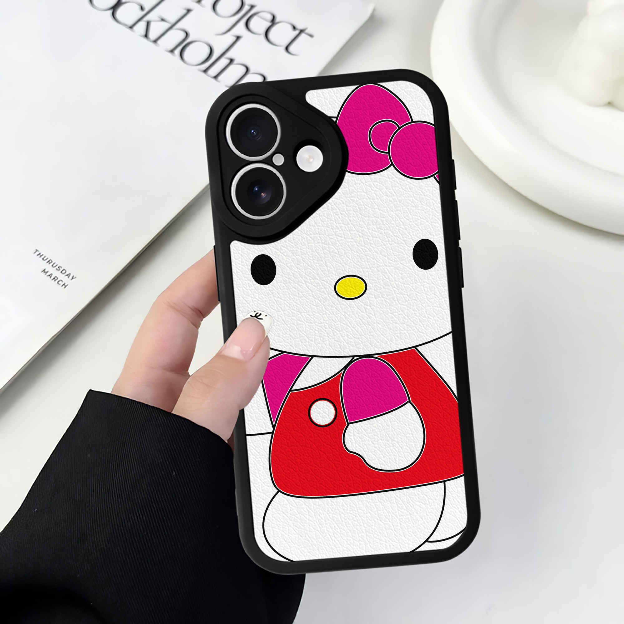 （画像用） Hello Kitty ハローキティ 【iPhone 16シリーズ対応】シリコンスマホケース（レザー調） 材質：シリコン